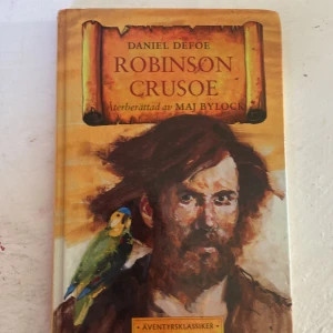 Robinson Crusoe - En äventyrsklassiker om Robinson Crusoe som efter ett skeppsbrott överlever på en öde ö. Boken är återberättad av Maj Bylock och innehåller teman om överlevnad, natur och äventyr. Omslaget har en illustration av Crusoe med en papegoja.