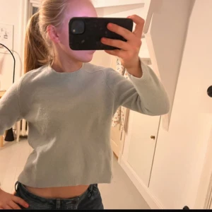 Ljusblå stickad tröja  - Säljer en ljusblå stickad tröja från Carin Wester. Tröjan har rund halsringning, långa ärmar och en rak, något croppad passform. Tröjan är mer grön än på bilden😊☺️ Skriv för föer frågor❤️