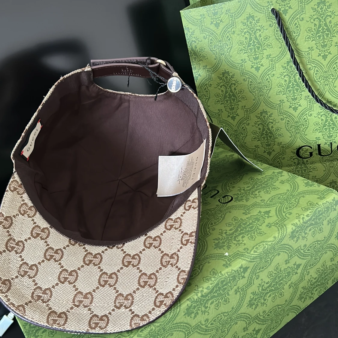 Gucci keps med GG-mönster och grön-röd rand - 1