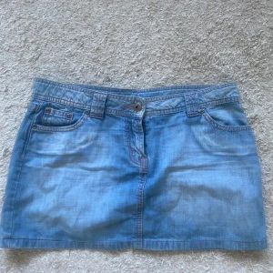 Ljusblå lågmidjad jeanskjol💓 - Så fin jeanskjol i perfekt längd och passform! Från märket papaya och är köpt på Vinted, tyvärr för liten för mig💓 superbra skick och perfekt till sommaren!! Mått: midja 39-40cm längd: 32cm