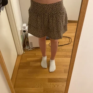 Leopardmönstrad volangtopp från H&M - Säljer en leopardmönstrad volangkjol/topp från H&M med flera lager volanger. Kjolen kan användas som topp också om man vill. Perfekt för dig som gillar djurmönster och vill sticka ut lite extra.