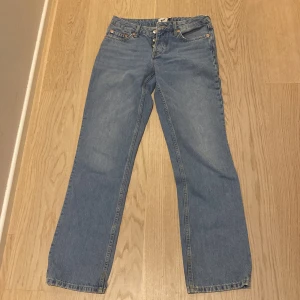 Ljusblå raka jeans från 157 - Ljusblå jeans med rak passform från 157. Klassisk femficksmodell med normalhög midja och knappgylf. Perfekta för en avslappnad och tidlös look. Tillverkade i jeansmaterial. Helt oanvändbara!