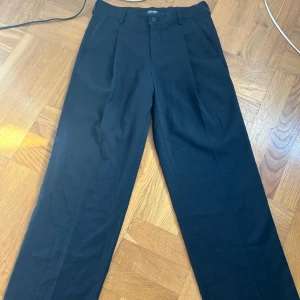 Svarta vida kostymbyxor från Jack & Jones - Snygga svarta kostymbyxor från Jack & Jones med lite rakare men endå baggy stil.💫storlek 30/32