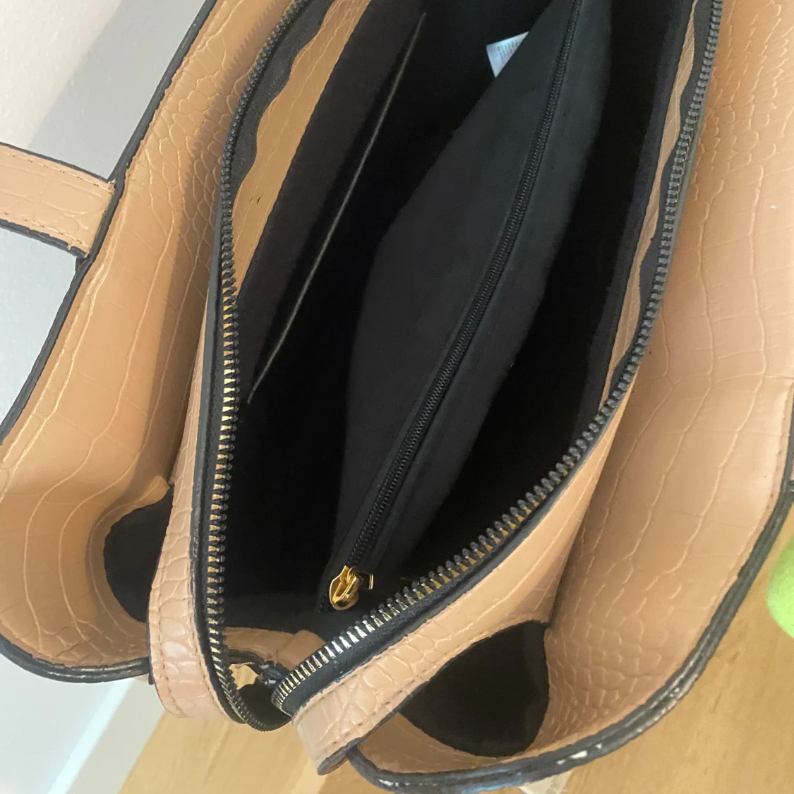 Beige axelväska med krokodilpräglat mönster - 3