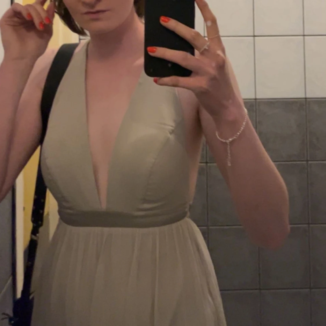 Balklänning i ljusbeige med djup v-ringning - 2