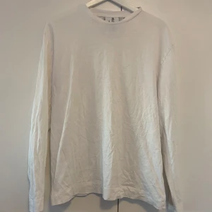 Vit långärmad tröja från COLLUSION - Säljer en basic vit långärmad tröja från COLLUSION i storlek M. Tröjan har en klassisk rund halsringning och är gjord i mjuk bomull, perfekt för en clean och enkel stil.