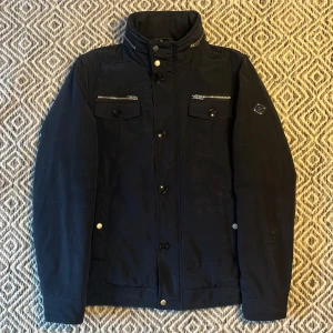 J.LINDEBERG BAILEY JACKA - Tjena! Säljer nu en J.Lindeberg jacka! | Skick 8/10 mycket bra | Färgen är Blå! inte Svart! |  Sliten! (bild 5)! | Nypris ca 3500kr | Mitt pris 1500kr | Kom gärna pm vid frågor eller funderingar! | Postas eller möts upp i sollentuna!