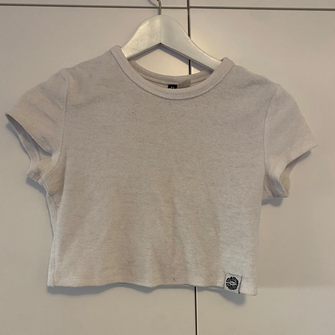 Vit croppad t-shirt från Divided