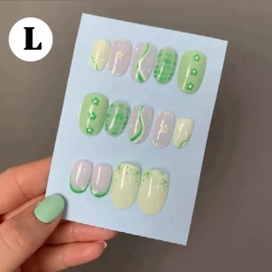 Lösnaglar - FÄRDIGT SET 💛 Press on nails (lösnaglar) i storlek L. Storleken anser bredden på dina naglar. Alla lösnaglar är handmålade av mig med högkvalitativa gellack. Detta set är ett färdigt set och går alltså att köpa direkt. Jag skickar alltid med 14 naglar 💅🏼🧡