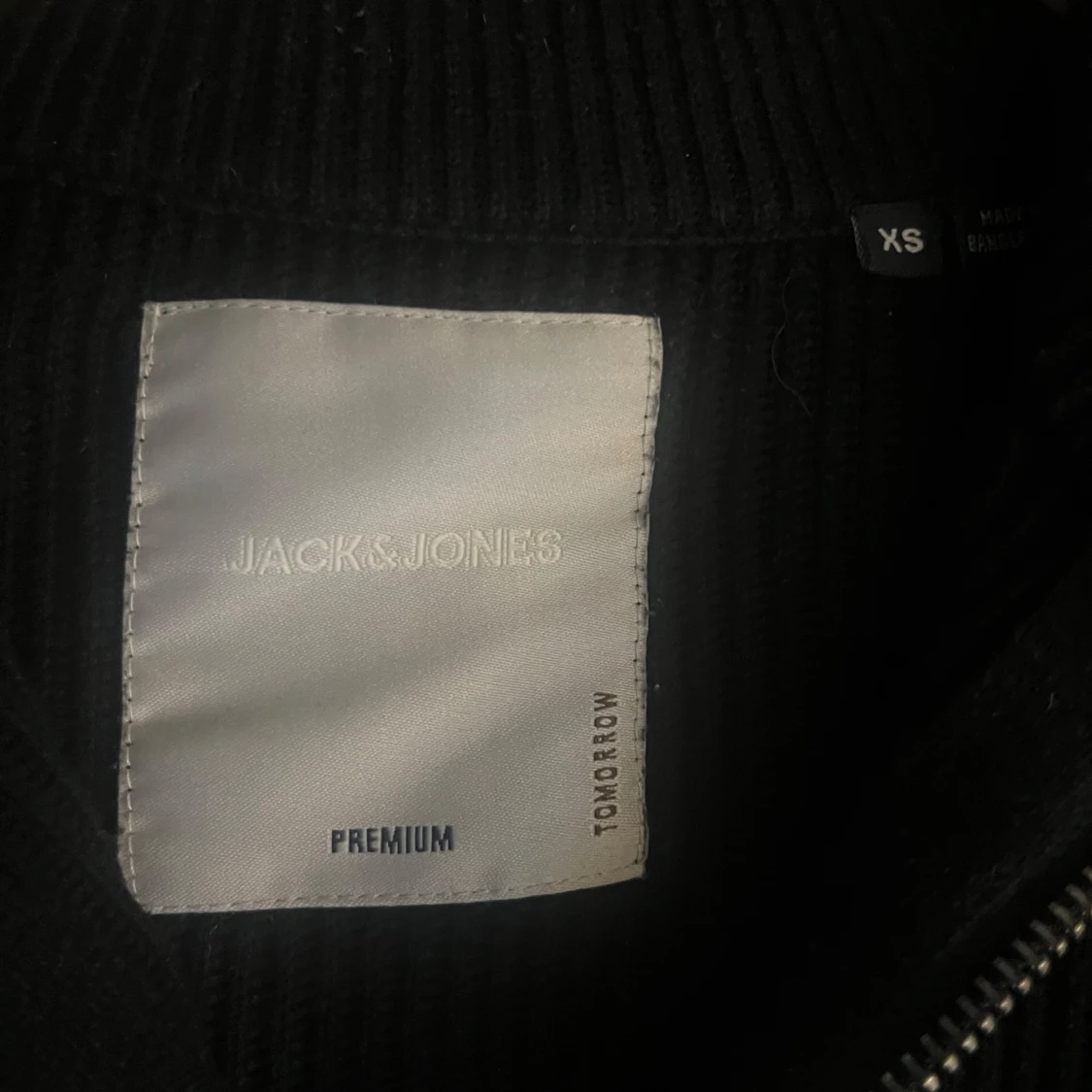 Svart stickad tröja med dragkedja från Jack & Jones - 1