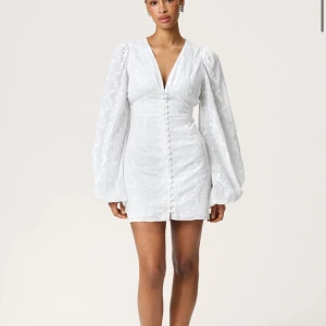 Studentklänninv - Säljer min superfina studentklänning😍Den är endast använd en gång så den är inprincip ny! 