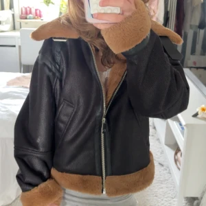 Svart och brun pilotjacka med fuskpäls - Använt få gånger och är i jätte bra skick ❤️ 