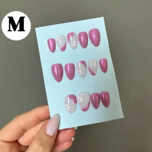 Lösnaglar - FÄRDIGT SET 💛 Press on nails (lösnaglar) i storlek M i en ny modell i shopen. Storleken anser bredden på dina naglar. Alla lösnaglar är handmålade av mig med gellack. Detta set är ett färdigt set och går att köpa direkt. Jag skickar med 14 naglar 💗💅🏼