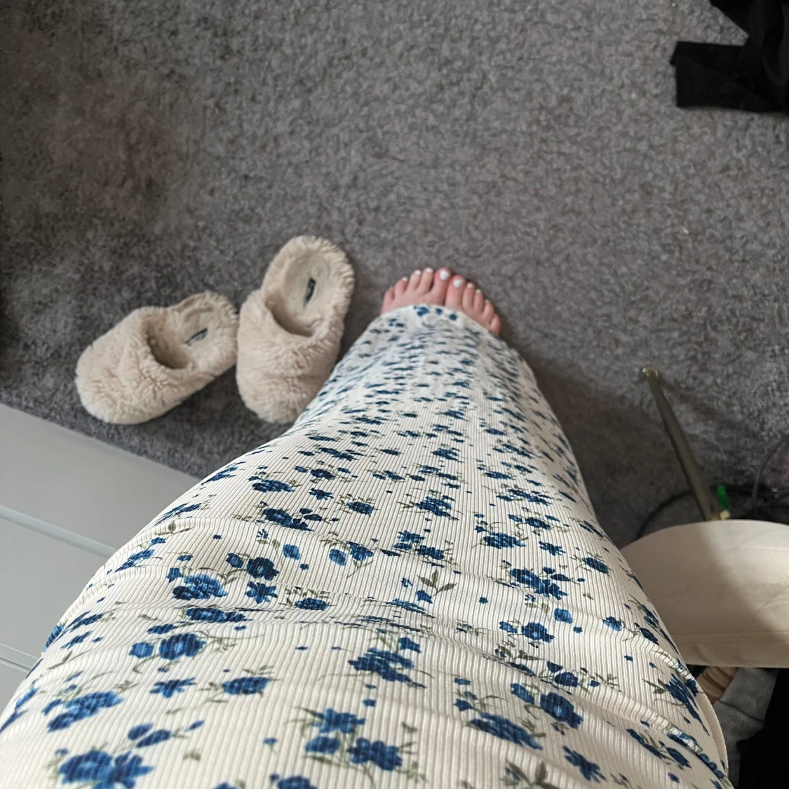 Vit långklänning med blå blommor - 3