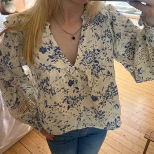 Blommig blus - Blommig blus med fina och somriga detaljer 