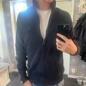 Ralph Lauren full-zip - Säljer min navy blue Polo Ralph Lauren full-zip. Den är i riktigt bra skick. Storlek S, ny pris 2300 säljer den för billigt då den inte kommer till användning.