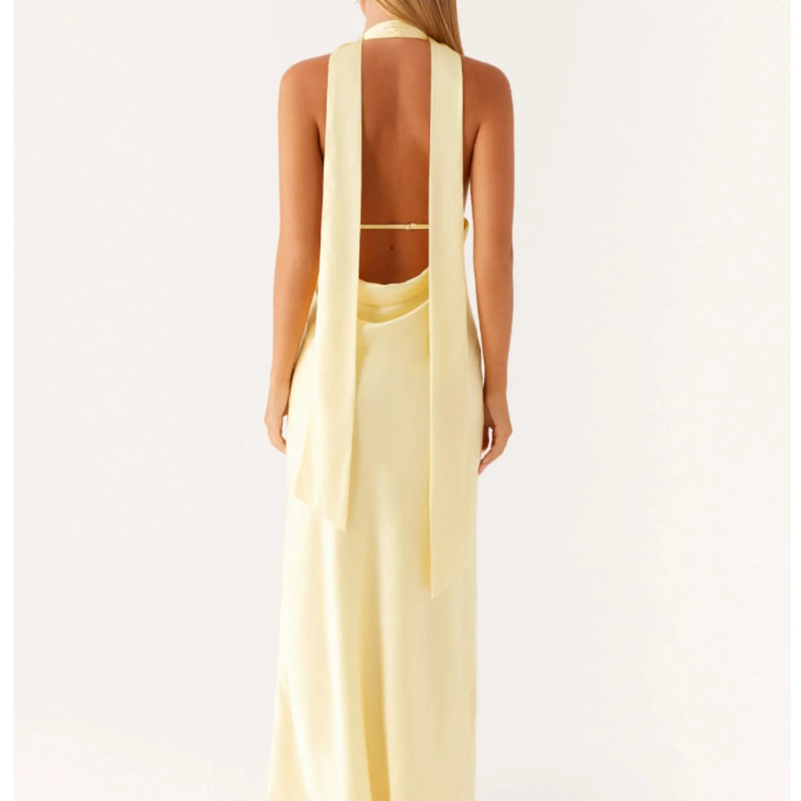 Ljusgul balklänning med halterneck - 2