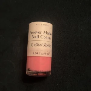 Forever Mallow nagellack från & Other Stories - Säljer ett nagellack i färgen Forever Mallow från & Other Stories. Otroligt fin färg! Rabatt vid köp av flera nagellack samtidigt