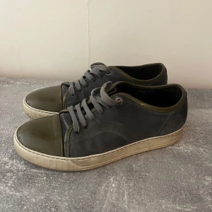 Lanvin skor grå/gul - Lanvin grå/gul i använt skick, endast skorna ingår, Uk 6/40/41, glansig toebox. 