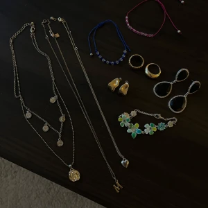 Smyckeskit  - Säljer ett set med smycken: två ringar, två örhängen, tre armband & tre halsband. Säljer allt för 25kr