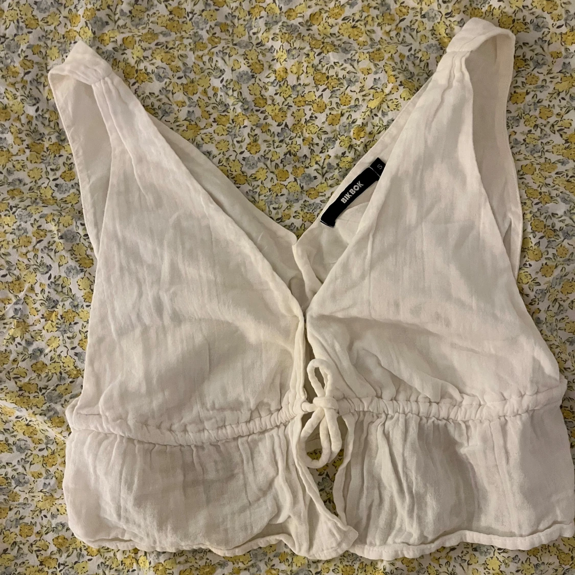 Vit croppad linnetopp från Bik Bok - 3