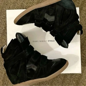 SÖKER SVARTA ISABEL MARANT!/storlek39 hör av er om ni säljer😘 - Isabel marant