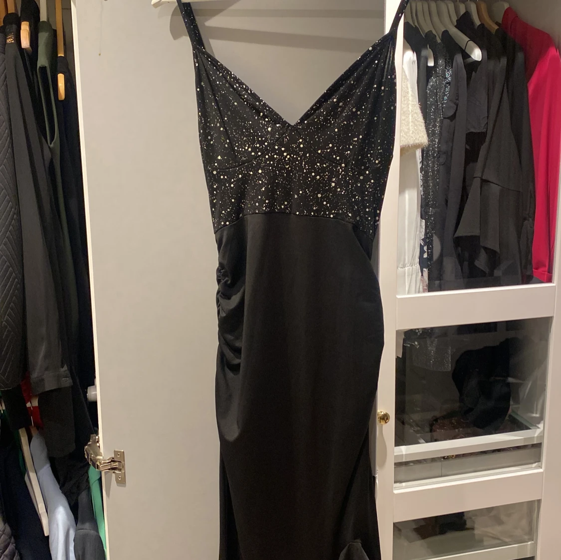 Svart långklänning med paljetter - 1