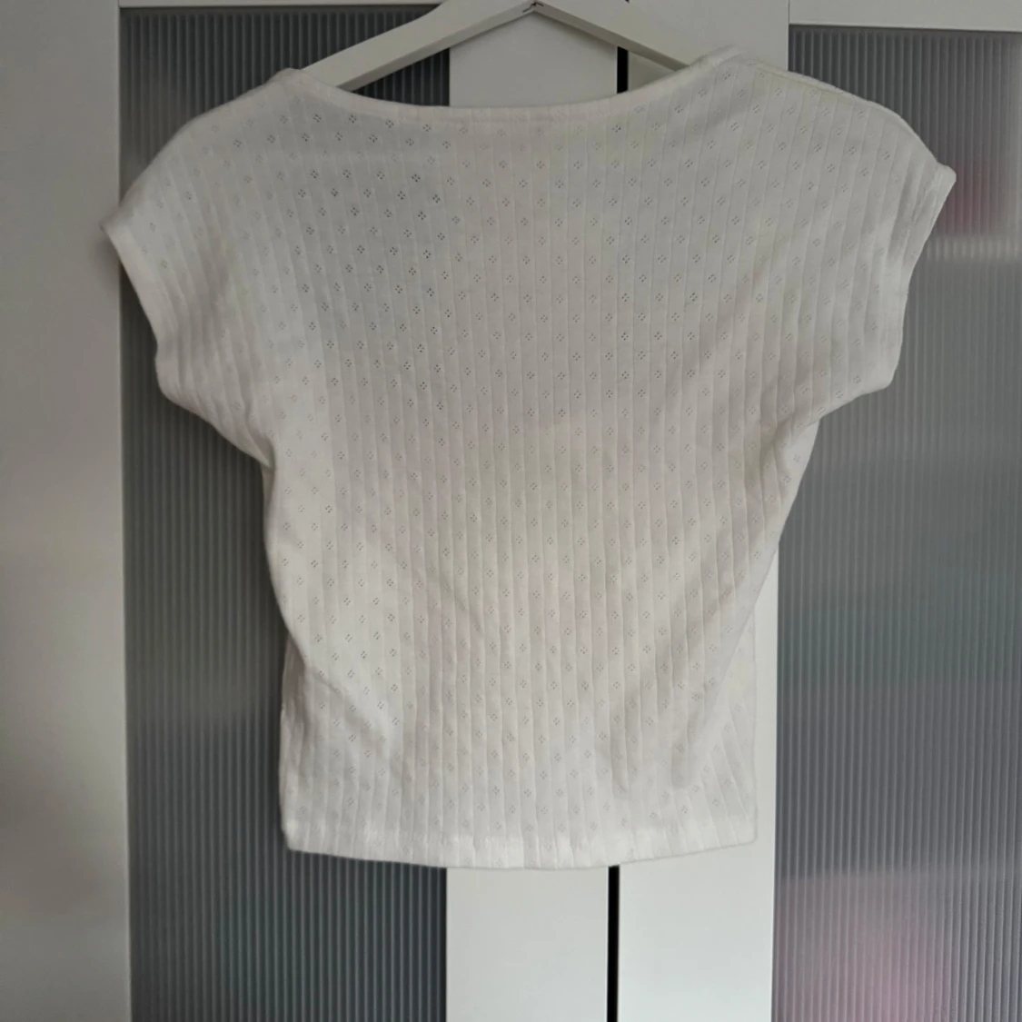 Vit topp med liten rosett - 1