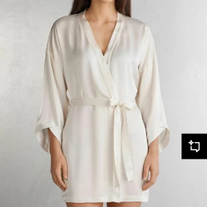 Vit morgonrock  - Vit morgonrock i satin från Intimissimi