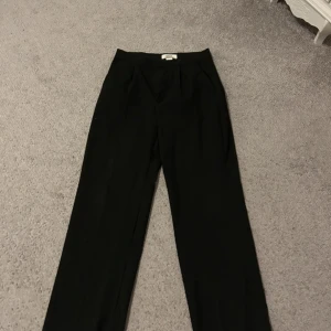 Svarta kostymbyxor från Pull&Bear -  svarta kostymbyxor från Pull&Bear med rak passform och är midwaist. Använd fåtal gånger✨