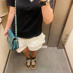 Volang jeanskjol💘 - Supersöt vit jeanskjol med volanger från Gina Tricot💘🥹