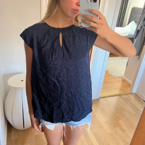 Prickig satin blus - Prickig satin blus