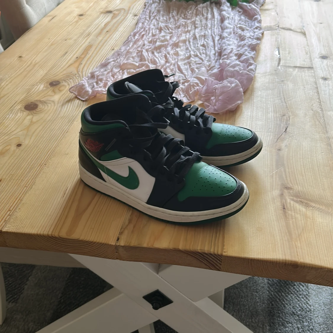 Nike Air Jordans med gröna och svarta detaljer - 1
