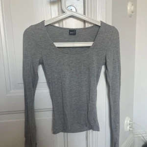 grå långärmad tröja  - Grå långärmad tröja från Gina tricot. Designen är så på ärmarna. Skriv privat för fler bilder eller bilder med tröjan på💕