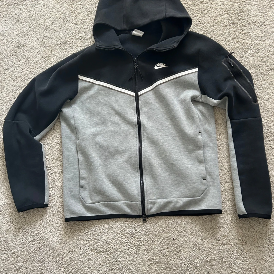 Nike Tech Fleece hoodie i grått och svart