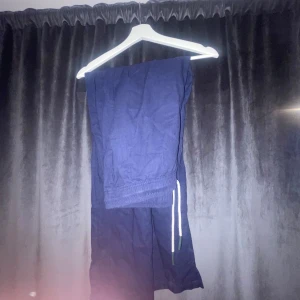 OAS Linne byxor blå - Hej, säljer nu mina Oas linne byxor eftersom den ej passar mig längre! Condition är: 10/10 knappt använda Hör av dig om du har några frågor!