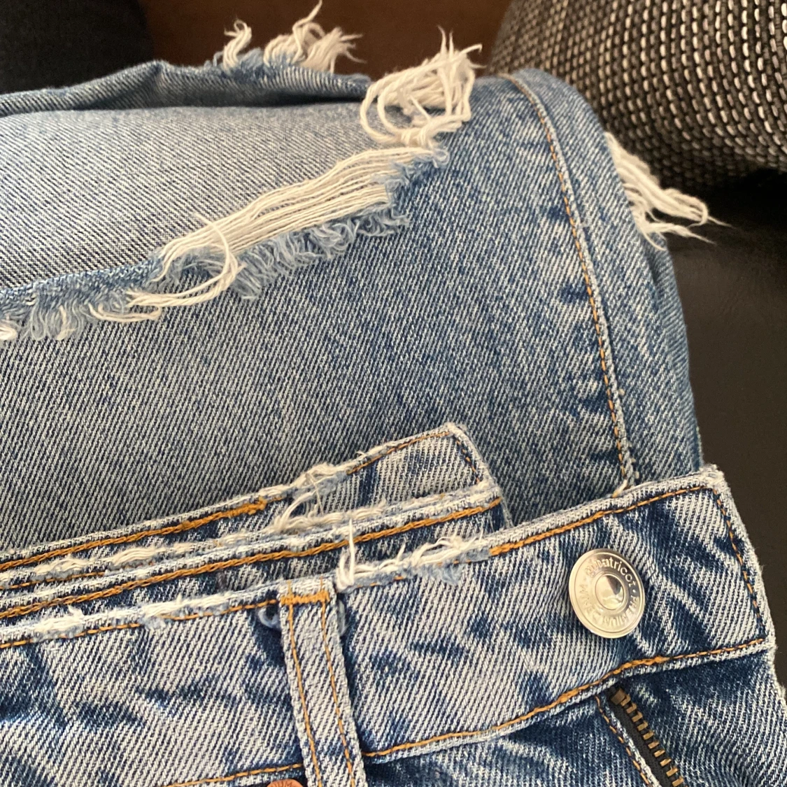 Blå jeans med hål på knäna - 3