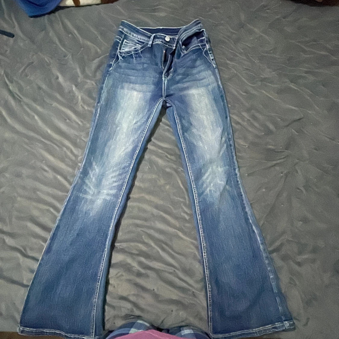 Blå bootcut jeans med broderade fickor - 1