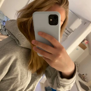 Ljusgrå hoodie - Säljer en enkel och stilren ljusgrå hoodie med huva och långa ärmar. Tröjan är i mjukt bomullsmaterial och har en klassisk passform. 💕