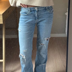 Ljusblå slitna jeans - Ljusblå jeans med slitningar på knäna och låret