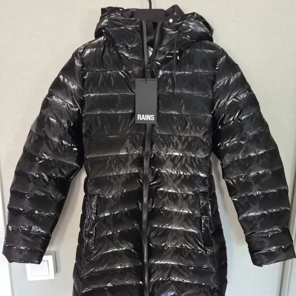 Svart pufferjacka från RAINS