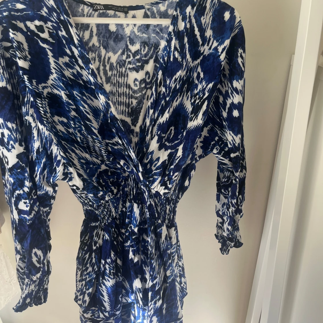 Blåvit mönstrad klänning från Zara