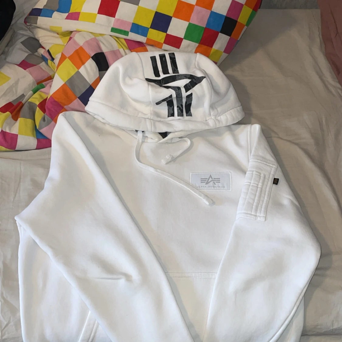 Vit hoodie från Alpha Industries