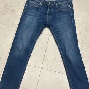 Blå jeansbyxor från Replay - Säljer dessa snygga blå jeans från Replay i modell willbi med normal passform. Midjemått=W30 och längd= 30. Perfekta till vardags!