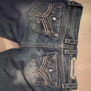 Rock revival jeans❤️ - Jättefina rock revival jeans i storlek 27❤️ innerbenslängden är 79 cm och midjemåttet är 39 cm🫶🏼 skriv privat för andra frågor!