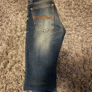 Blå jeans från Nudie Jeans - Säljer detta par nudie jeans. Perfekt att ha på skolan eller ute på kvällarna. Passar dig mellan 160-170 cm lång, 10/10 skick aldrig använda 