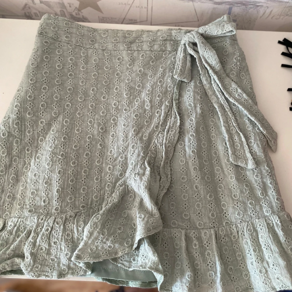 Ljusgrön omlottkjol med broderade detaljer från Simplee🤞🏼💞🤍