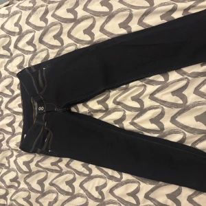 Mörkblå jeans straight low waist från pepe jeansPepe Jeans - Säljer ett par mörkblå jeans från Pepe Jeans, modell Venus. Byxorna har rak passform och låg midja med klassiska gula sömmar och fem fickor. Perfekta för en stilren och enkel look. Aldrig använda, nypris 900