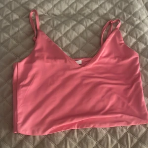 Rosa topp  - Rosa topp från amisu! Nästan som en magtröja💗 Jättefin till stranden som en coverup dessutom passar jättefint med shorts eller jeans!🩷 