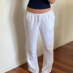 Vita linnebyxor - Dessa trendiga slutsålda linnebyxor från hm säljer jag nu för dom tyvärr är för korta. Inga defekter. Dom är i Stlk M men är mer en S skulle jag säga 